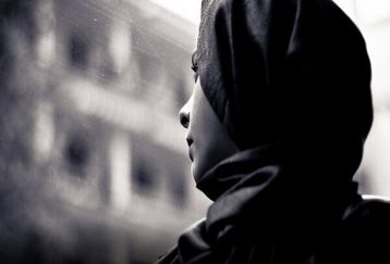 گیر افتادن زن جوان در مخمصه هوو | شوهر پیرم با میله آهنی به سرم کوبید