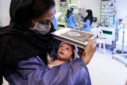 قرآن به سرگرفتن نوزاد چند روزه در بیمارستان +عکس