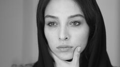 عکس های آناهیتا درگاهی روی پله های ویلای لاکچری اش | تیپ تو خونگی سرتاپا برند آناهیتا درگاهی + عکس