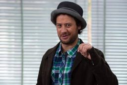 ریخت و قیافه علی صادقی بعد از مهاجرت | بازیگر طنز با این تیپ خفن آبروی ایرانی ها را برد! + عکس