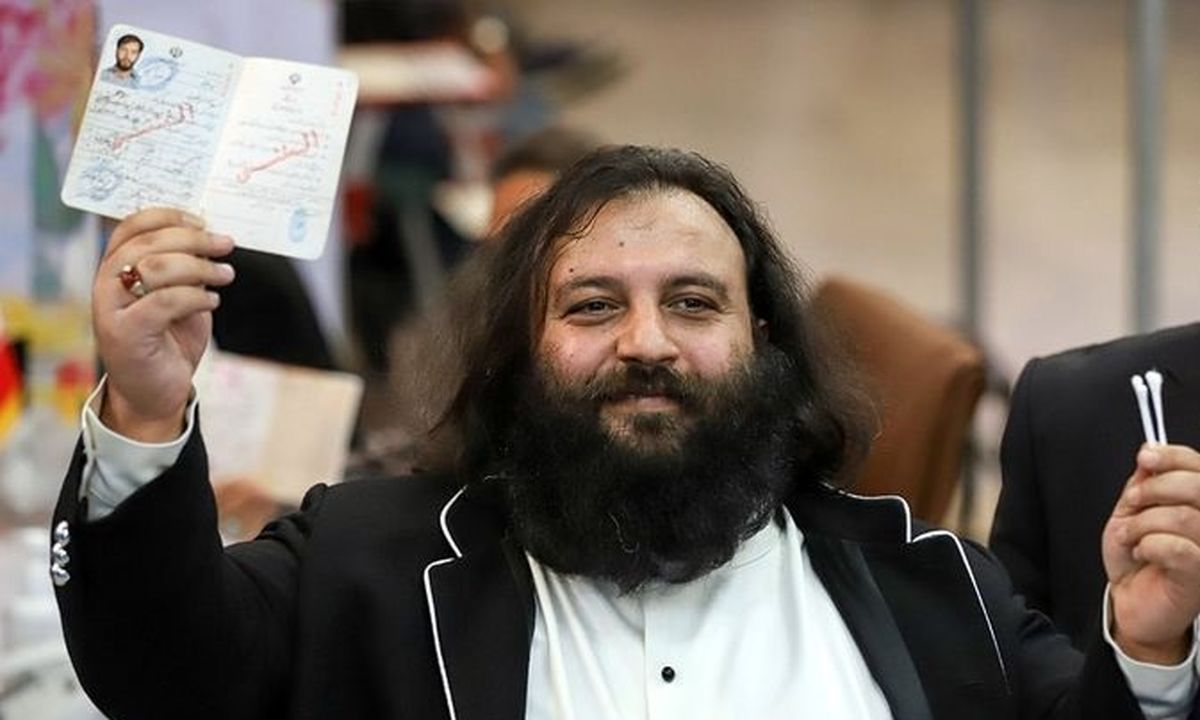 ثبت نام کاندیدای انتخابات با گوش پاک‌کن! + عکس