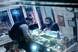 تراول‌های تقلبی؛ فروشنده ساعت‌های گران‌قیمت را فریب داد!