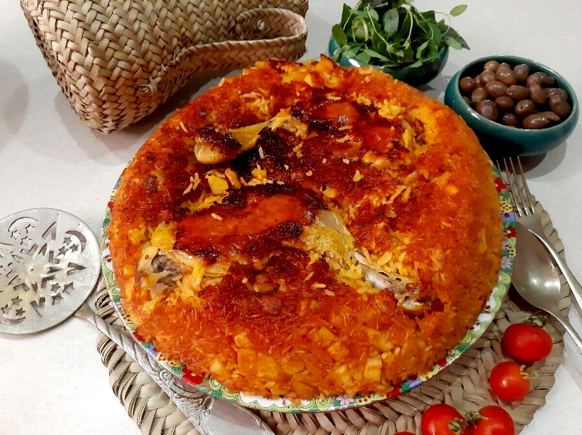 دمی گوجه با ته‌انداز مرغ زعفرانی| یک غذای خاص برای مهمانی ها!