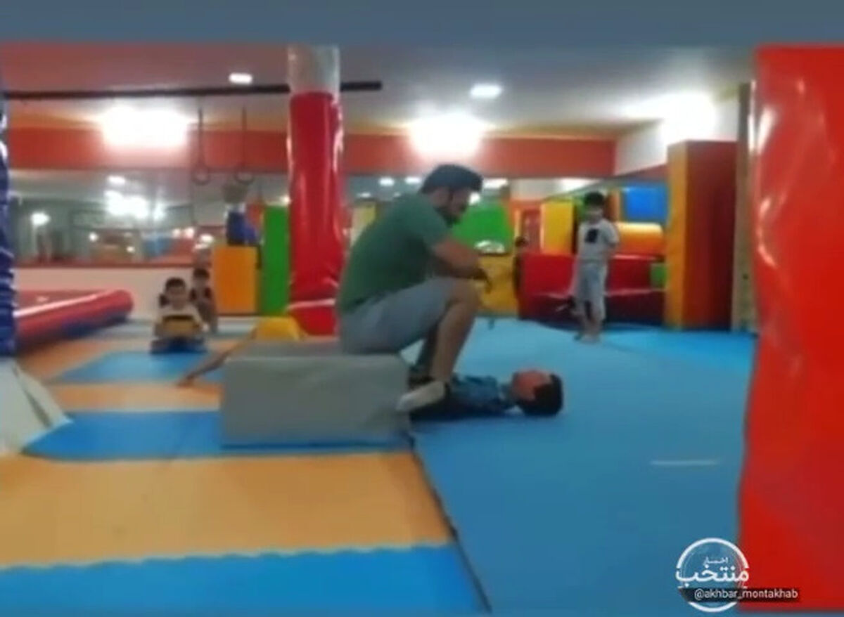 آموزش عجیب ژیمناستیک توسط مربی به یک کودک!‌ 
