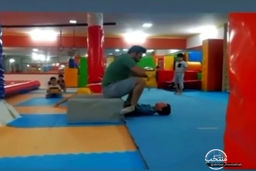 آموزش عجیب ژیمناستیک توسط مربی به یک کودک!‌ 