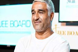 اولین عکس منتشر شده از همسر پژمان جمشیدی در مراسم ختم آتیلا پسیانی | همسر پولدار پژمان جمشیدی با این تیپ در مراشم ختم +عکس