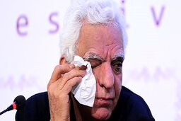 عکس ناراحت کننده زن کیومرث پوراحمد | گریه های همسر مرحوم کیومرث پوراحمد +عکس