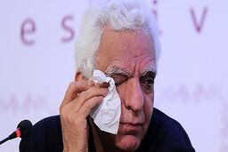 عکس ناراحت کننده زن کیومرث پوراحمد | گریه های همسر مرحوم کیومرث پوراحمد +عکس