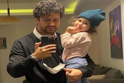 لباس پوشیدن عجیب شاهرخ استخری در آپارتمانش/زندگی شاهانه دختر شاهرخ استخری!؟ +عکس لو رفته