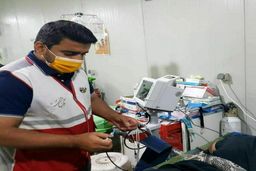 خدمت‌رسانی قهرمان المپیک به زائران در درمانگاه کربلا +عکس