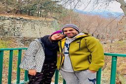 رانندگی مادر خواننده مشهور با ماشین میلیاردی‌اش | سلطان پشت رول +عکس