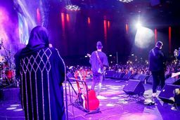 اتفاق عجیب برای اولین بار در برج میلاد | یک زن خواننده شد !