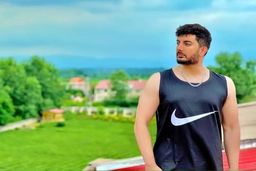 ترسیدن فرزاد فرزین از چاقو زدن هواداری که یکدفعه پرید روی سن | دعوای عجیب فرزاد فرزین با بادیگاردها +فیلم