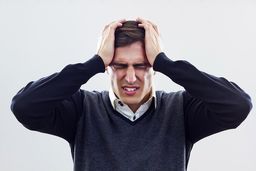 تاثیر منفی استرس روی زیبایی لبخند | استرس چه بلایی بر سر دهان و دندانتان می‌آورد؟