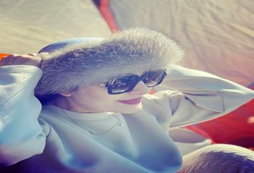 مانتوی گرانقیمت ساره بیات در کنسرت علیرضا قربانی | خانم بازیگر مشکی پوش با جواهرات عجیب و غریب +عکس