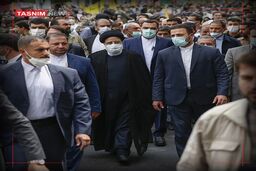 حضور رئیس‌جمهور در جمع راهپیمایان ۲۲ بهمن تهران +عکس