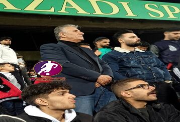 تماشاگر عجیب سوژه عکاسان در ورزشگاه آزادی شد | حضور ناگهانی کی روش در بازی ایران و روسیه! +عکس