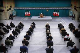 نوشته معنادار بالای سر رهبر انقلاب در دیدار با مسئولین