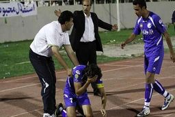  وقتی سنگ پرانی تراکتوری ها سر فرهاد مجیدی را شکست! + عکس