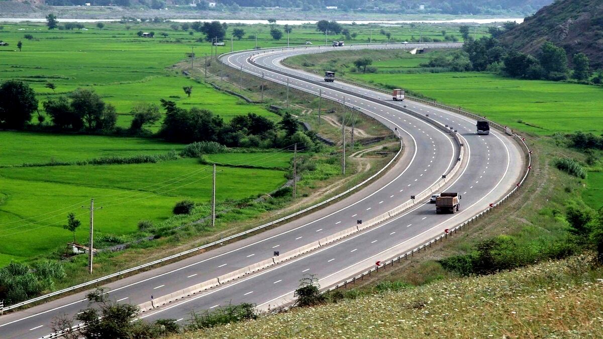 خبر مهم برای مسافران شمال | تردد این خودروها در جاده چالوس ممنوع شد