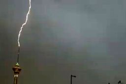 لحظه عجیب برخورد صاعقه با برج میلاد+فیلم دیده نشده 