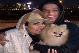 دور دور لاکچری مهدی قائدی و همسرش در خیابان های تهران | لباس قرمز مهدی قائدی جنجال به پا کرد + عکس