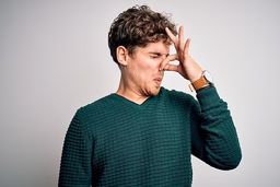دلایل عجیب بوی تند و زباله‌مانند بدن ! | چه زمانی باید به پزشک مراجعه کنیم ؟