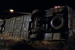 تصادف وحشتناک اتوبوس مسافری با کامیون و تریلر | ۷ نفر در دم جان باختند +عکس