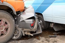 له شدن وحشتناک پژو ۴۰۵ در تصادف با دو خودرو سنگین | تصاویر عجیب و هولناک یک تصادف مرگبار در مشهد 