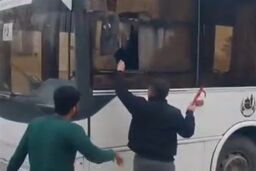  حمله وحشیانه اراذل و اوباش به اتوبوس درون شهری در مشهد|  مهاجمان دستگیر شدند