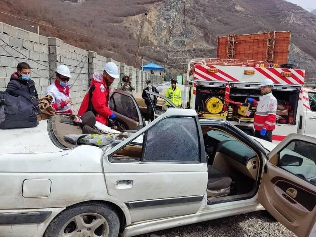 تصویر وحشتناک از سقوط سنگ در جاده چالوس/ پرشیا له شدو ۲ نفر کشته شدند