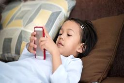 هشدار درباره کودکان عاشق موبایل  | منتظر این اختلال در رشد کودک باشید 