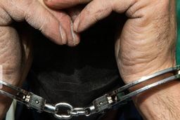 تصاویری از سرقت مسلحانه موبایل‌فروشی در زاهدان