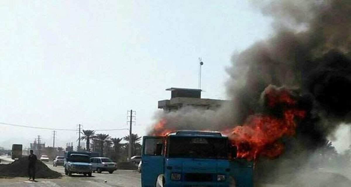 تصویری از آتش‌سوزی هولناک مینی‌بوس در بروجن | کارگران زنده زنده در آتش سوختند +عکس