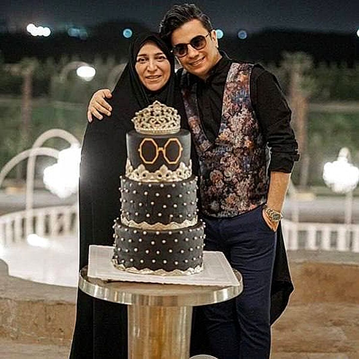 کیک تولد سیاه خواننده معروف جوان ایرانی +عکس