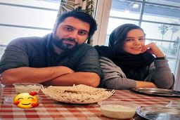 احسان خواجه امیری وهمسرش در کله پاچه ای دیده شدند +عکس