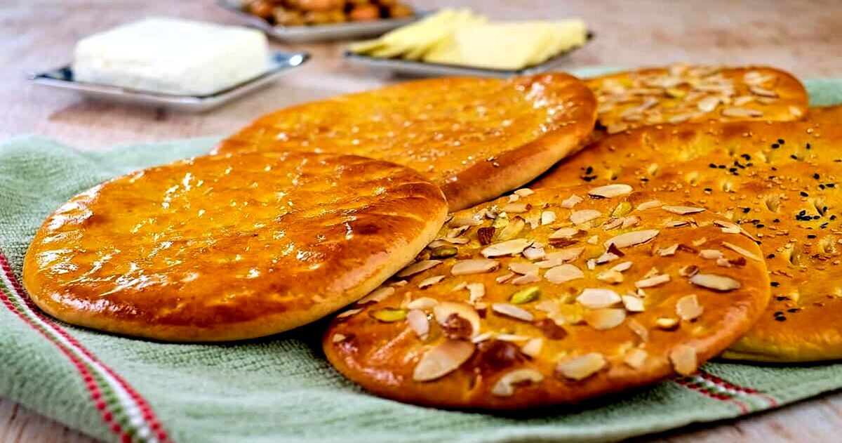 طرز تهیه نان شیرمال مغزدار خوش‌مزه و پف‌دار | نان شیرمال بدون فر درست کنید