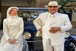 صورت زخمی و کتک خورده مهران مدیری بعد از ازدواج دومش/مهران مدیری با تیپ جدید در خیابان های تهران دیده شد +عکس حاشیه ساز