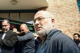 سر و کله آقای دوربینی بازهم پیدا شد | انتشار عکس های آقای دوربینی در مراسم خاکسپاری بیتا فرهی + عکس