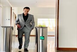 علی کریمی در یک روز تعطیل در ویلای لاکچری +عکس