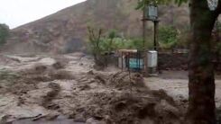 محبوس شدن ١٠ نفر در یک خودرو در سیل سیستان و بلوچستان