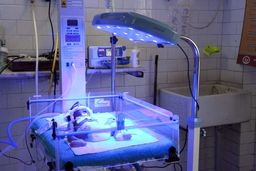 نوزاد رها شده کنار سطل آشغال اشک همه را در آورد+فیلم