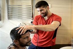 اصلاح موی رییس فدراسیون به دست کشتی گیر قهرمان + عکس