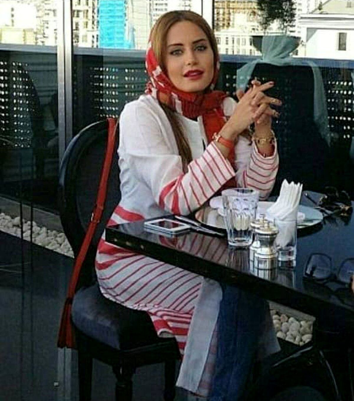مانتوی عجیب و غریب الناز شاکردوست که هیچ دختری حاضر به پوشیدن نیست | الناز شاکردوست شور بی سلیقگی را در آورد + عکس