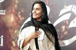 تصویر دور از انتظار الناز شاکردوست همه را متعجب کرد | الناز شاکردوست بازیگری را بوسید و کنار گذاشت! | شغل جدید الناز خانم چیه؟+ عکس