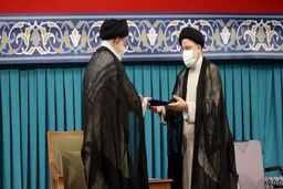 لحظه برگزاری مراسم تنفیذ رئیس جمهور جدید+ توصیه رهبر به رئیسی 