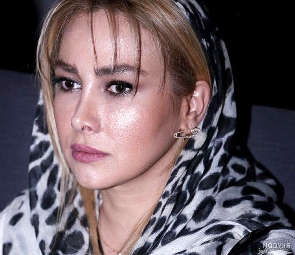 لباس زرقی برقی آناهیتا نعمتی با دستمال سر راهبه ای! | ماجرای طلاق آناهیتا نعمتی چه بود؟