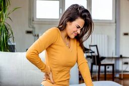 کشف معدن سنگ از کلیه دختر 20 ساله | دشمنی با آب کار دستش داد ! + عکس