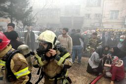آتش‌سوزی هولناک برج ۱۵ طبقه در تهران | ۱۰۰ نفر نجات یافتند