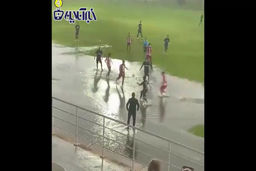 آب گرفتگی این مسابقه فوتبال را تعطیل نکرد!‌+تصاویر دیدنی